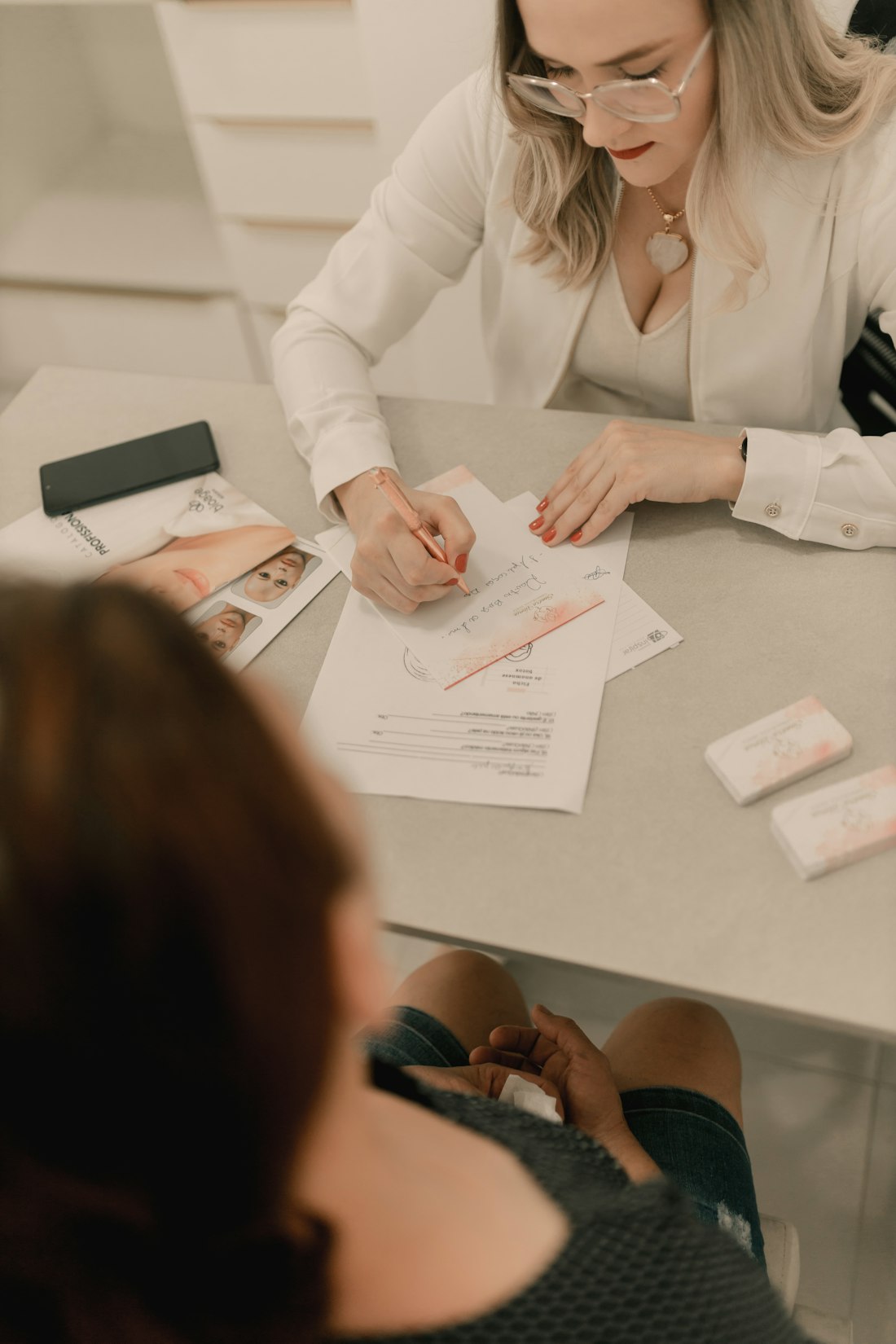 Atendimento no consultório: avaliação personalizada em ambiente acolhedor